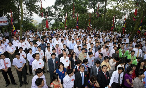Đoàn kiều bào, đại biểu các tỉnh thành cả nước tham gia dâng hương tại khu vực đền Thượng.